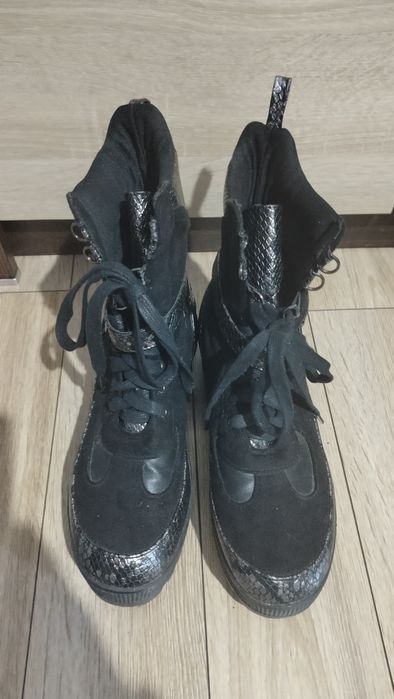 Czarne botki trapery workery damskie z wstawkami z 'wężowej skóry'