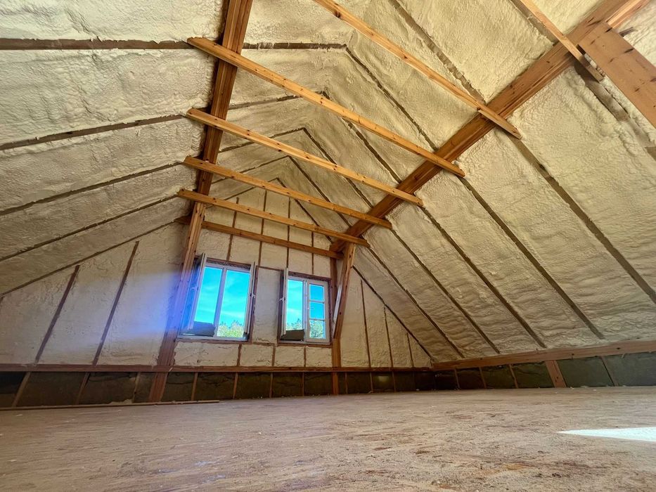 Ocieplanie pianą PUR izolacja pianką poddasze strop fundamenty piwnice