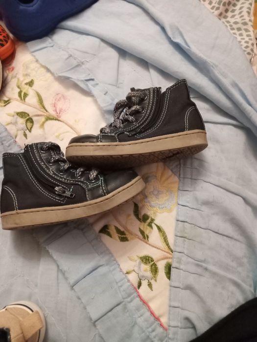 Продам детскую обувь на 1.5 - 2 годика