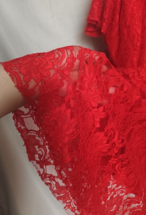 Czerwona koronkowa sukienka rozkloszowana plus size