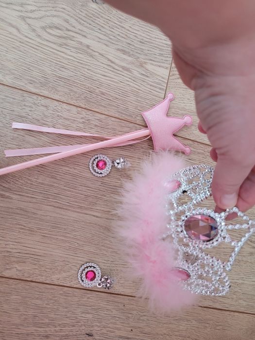 Sukienka księżniczki plus akcesoria 134,140