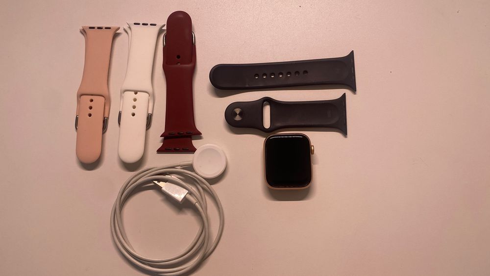 Apple Watch SE 44 mm Rose Gold + 4 Pulseiras