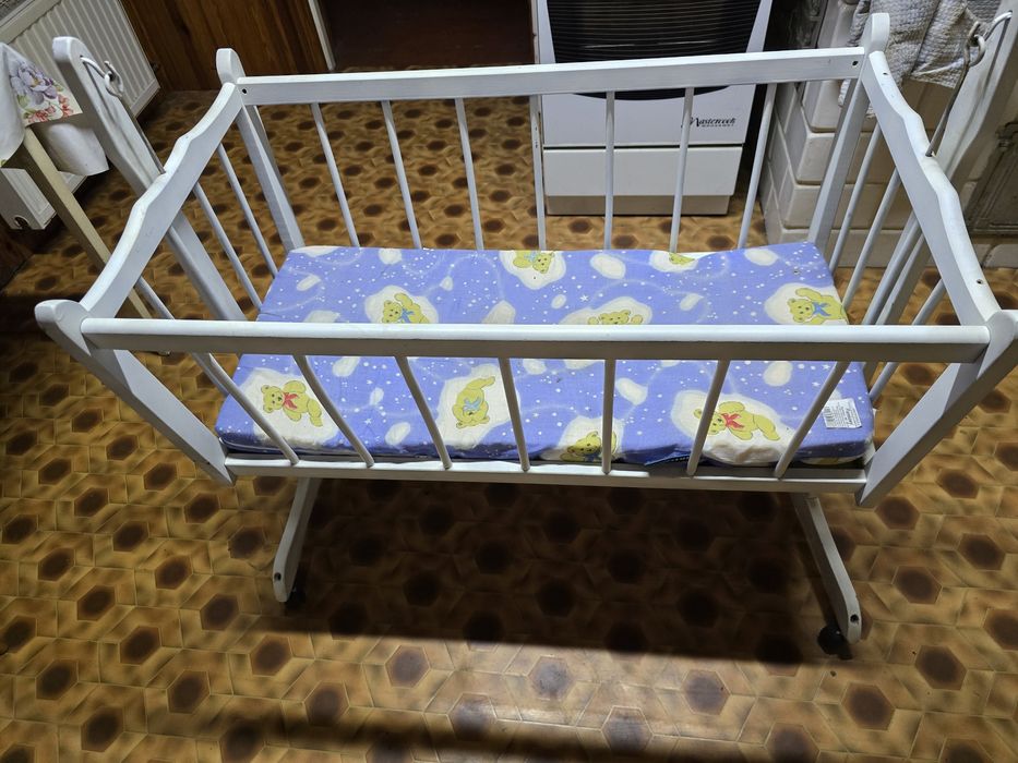 Kołyska drewniana na kółkach