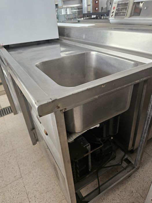 Bancada refrigerada com cuba