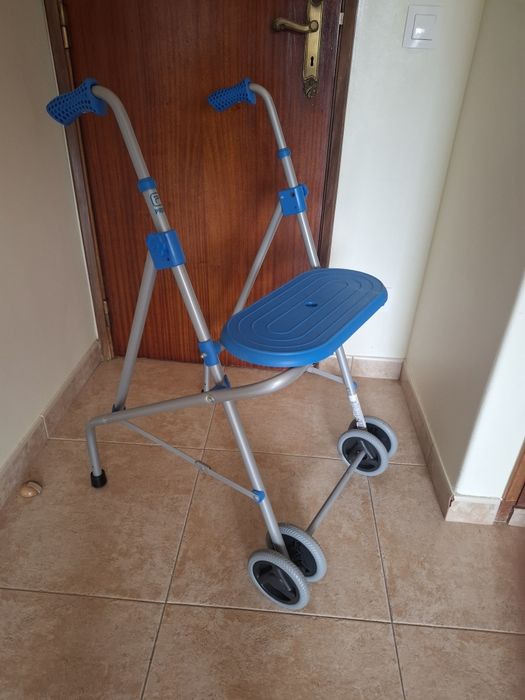 Andarilho Prim com rodas