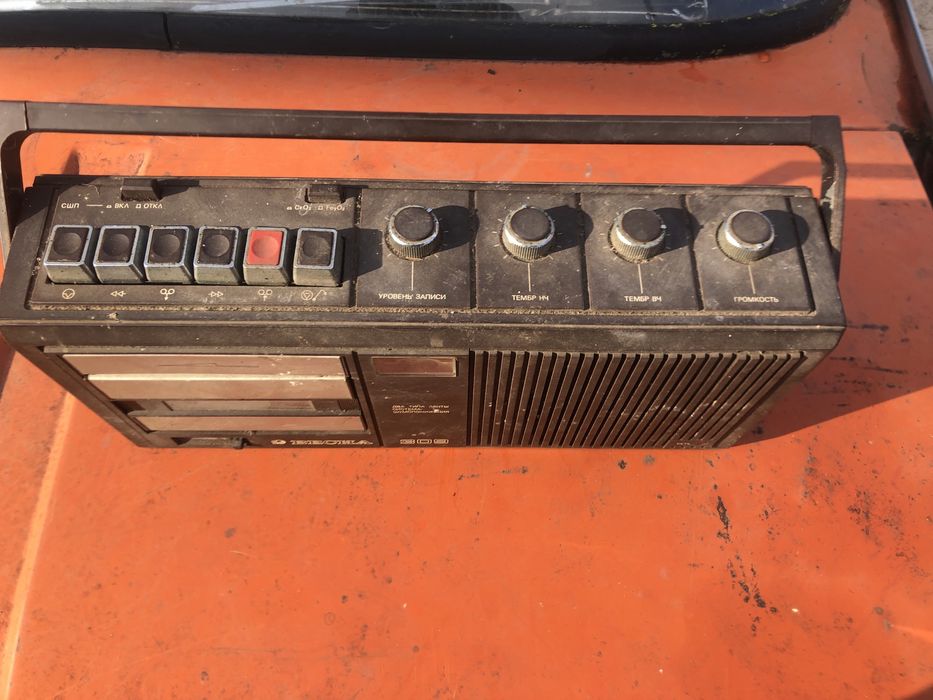 Продам Бабиный магнитофон и кассетный весна