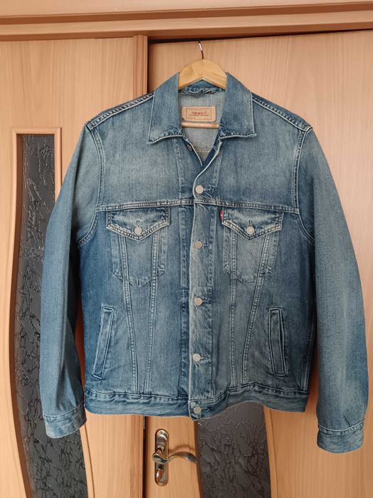 Продам джинсову куртку Levi's. (L)