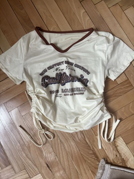 Футболка з принтом california, та боковими завʼязками. Розмір s.
