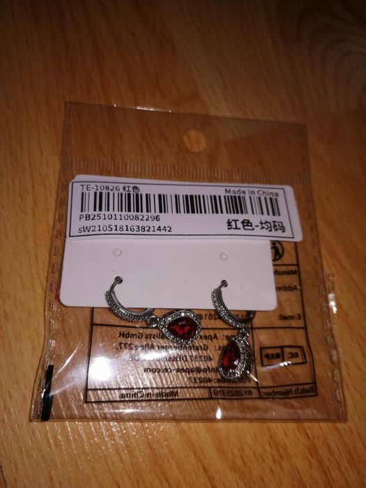 Nowe eleganckie błyszczące kolczyki wiszące czerwony kamień i cyrkonie