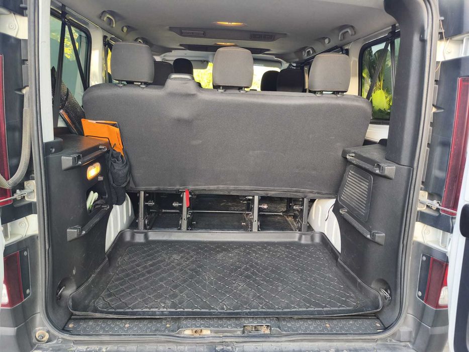 Carrinha Renault Trafic 9 lugares
