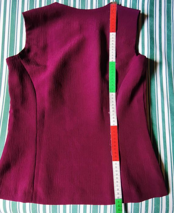 Elegante Top Bordô com pequena abertura de cada lado