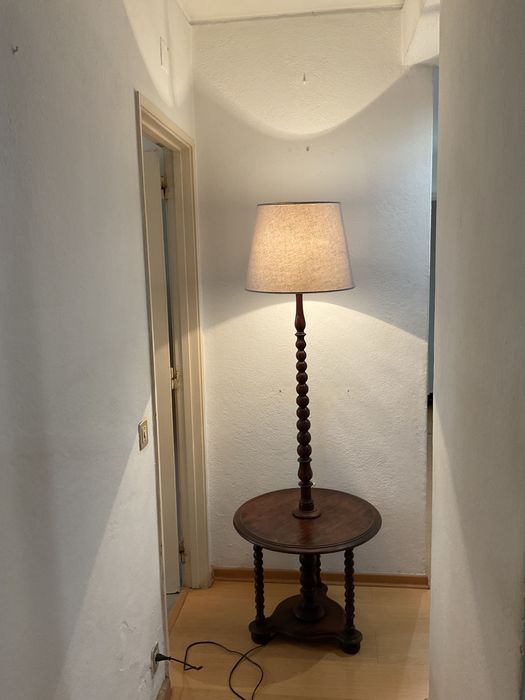 Candeeiro de pé com mesa de apoio