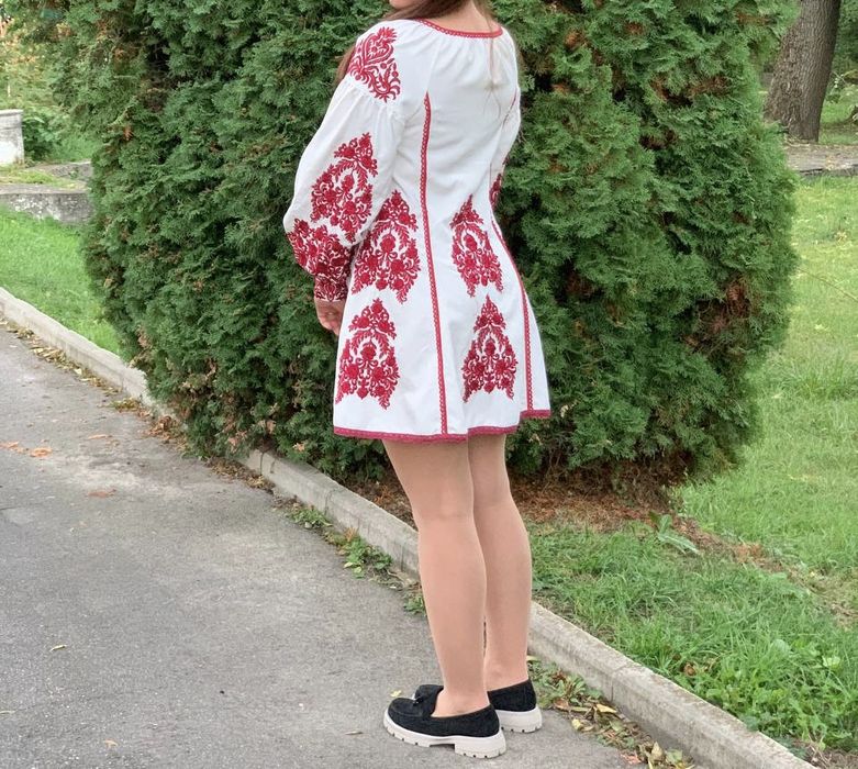 Продам вишивану сукню