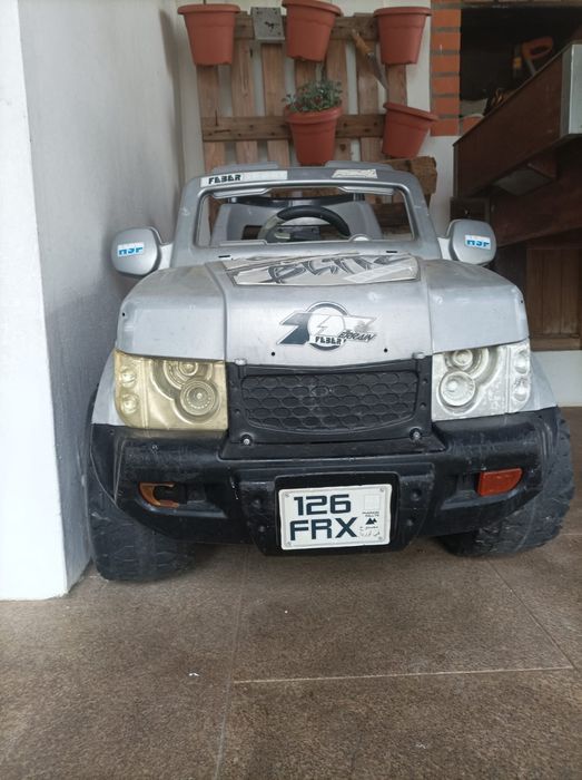Carro eléctrico criança