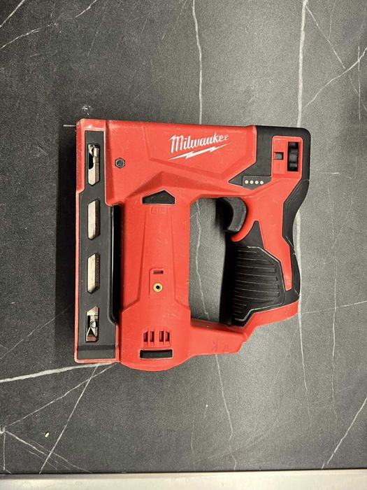 OKAZJA! Milwaukee M12 BST – zszywacz akumulatorowy, w pełni sprawny
