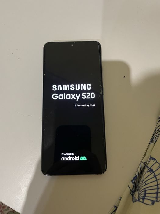 Телефон   Самсунг  S20.