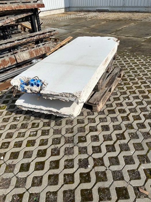 Uszkodzone konstrukcje betonowo stalowe i płyty betonowe.