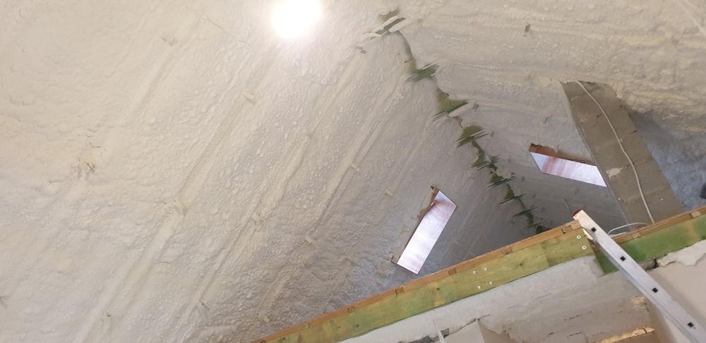 Ocieplanie pianką pur poddasza, izolacja  pianą docieplenie,stropy