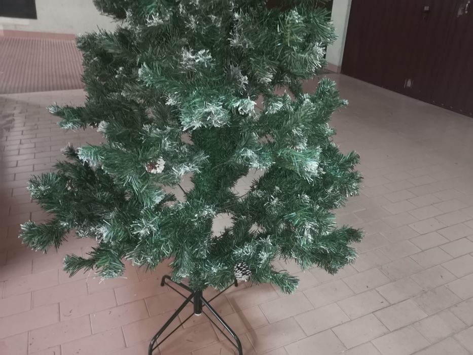 Árvore de Natal 1,80 m com Neve e Pinhas