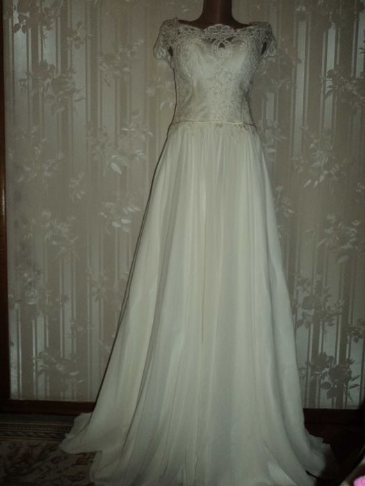 Весільна сукня із шубкою