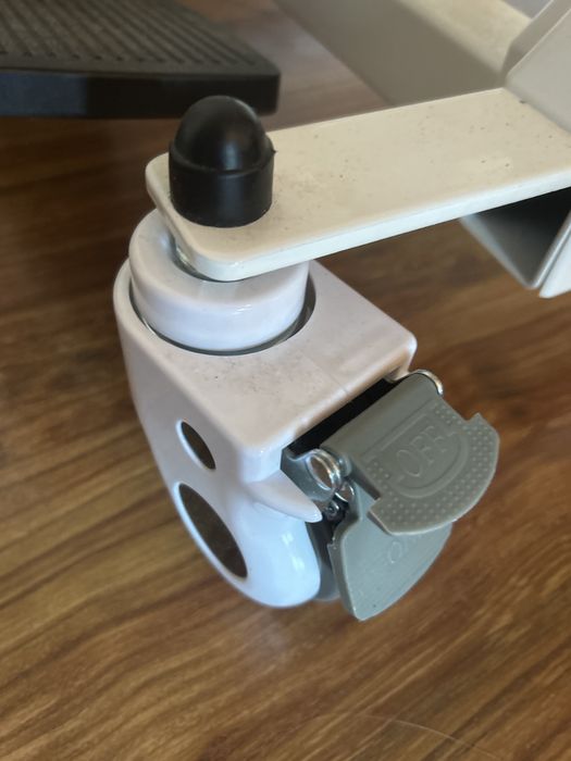 Wózek inwalidzki sanitarny elektrycznie podnoszony BMW02