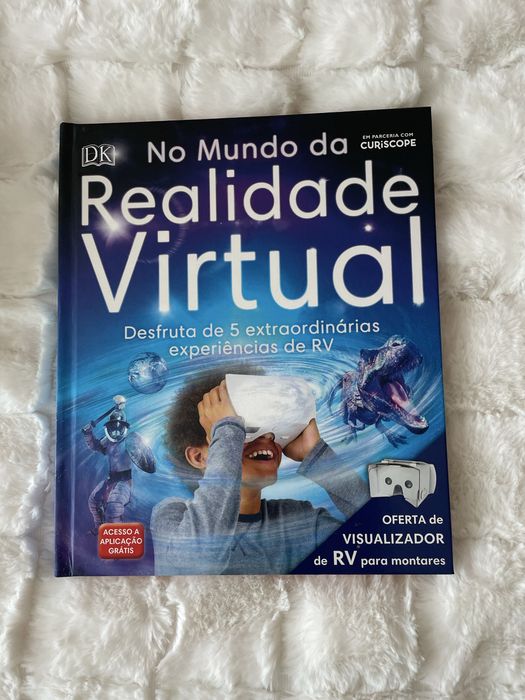 Livro e óculos de realidade virtual.
