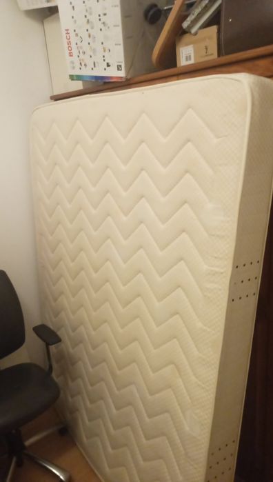 Colchão de molas 1.95x1.50m com 15 anos de uso (doar)