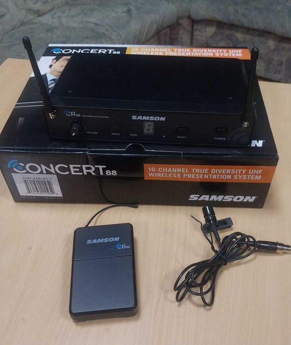 Радіосистема SAMSON Concert 88 SWC88BLM5-F з петличним мікрофоном