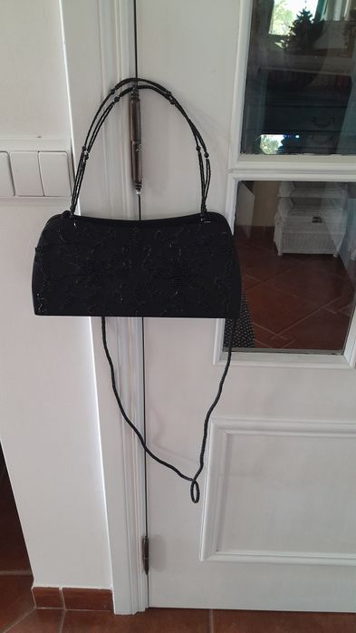 Clutch preta com missangas, com alça larga e 2 pegas com missangas