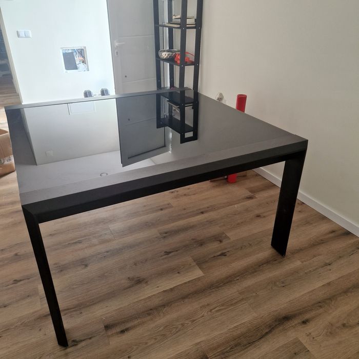 Mesa de madeira e vidro