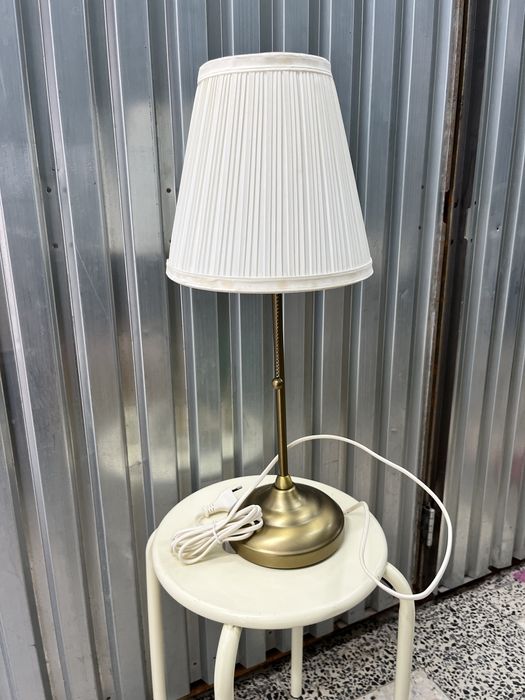 Candeeiro de mesa dourado Arstid Ikea