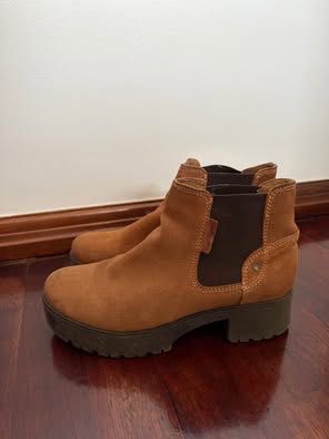 Botas castanhas em camurça