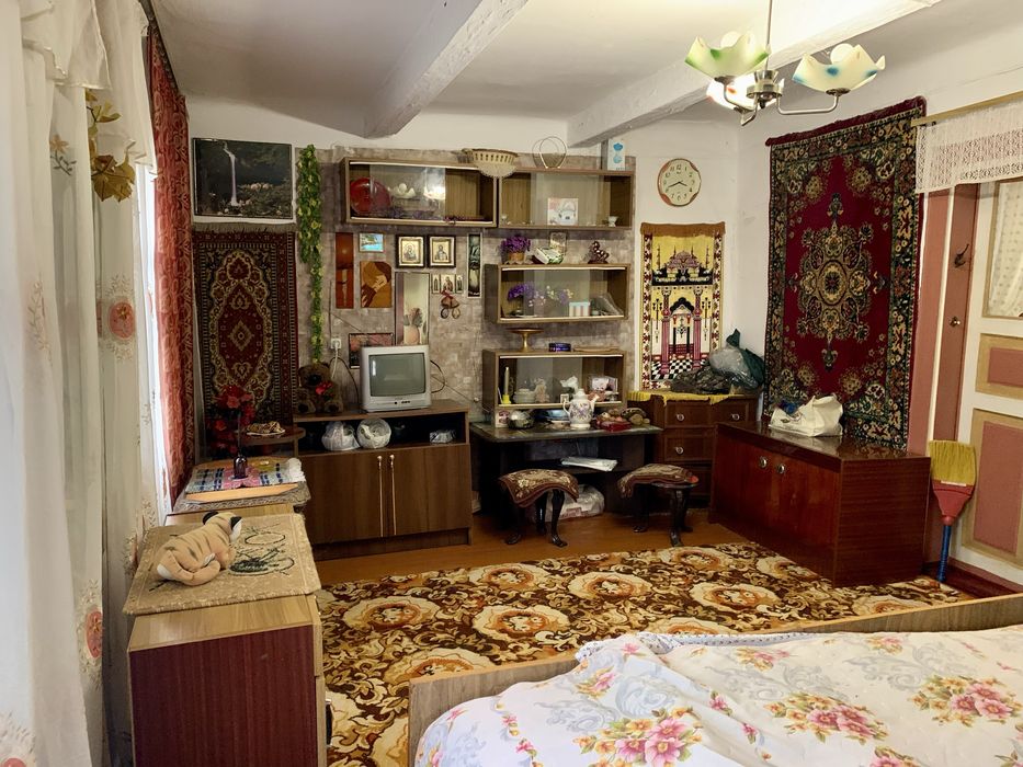 Продаю половину будинку у центрі Гощі