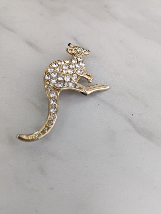 Broszka kangur,krysztalki