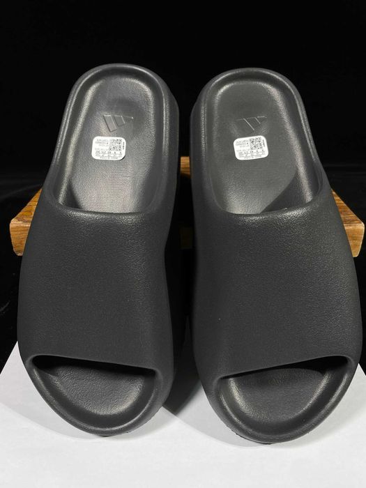 Czarne kapcie Adidas Yeezy 39