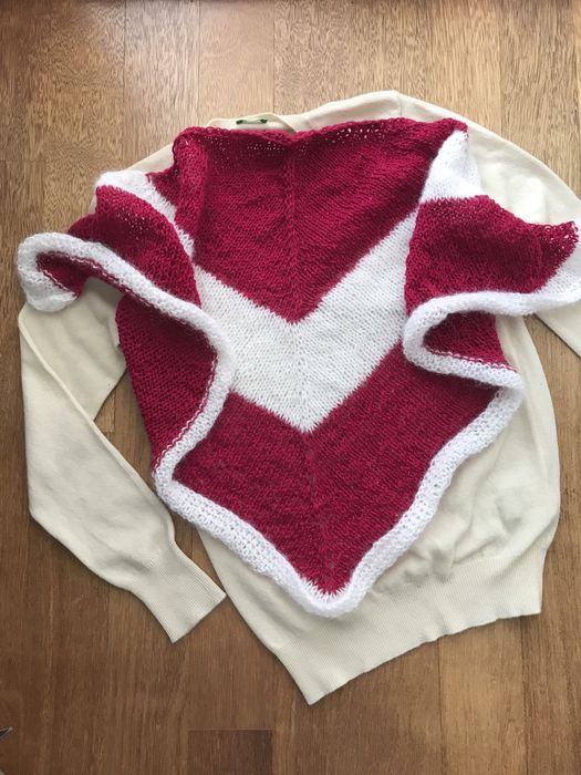Trójkątna chusta na drutach białe różowe pasy handmade
