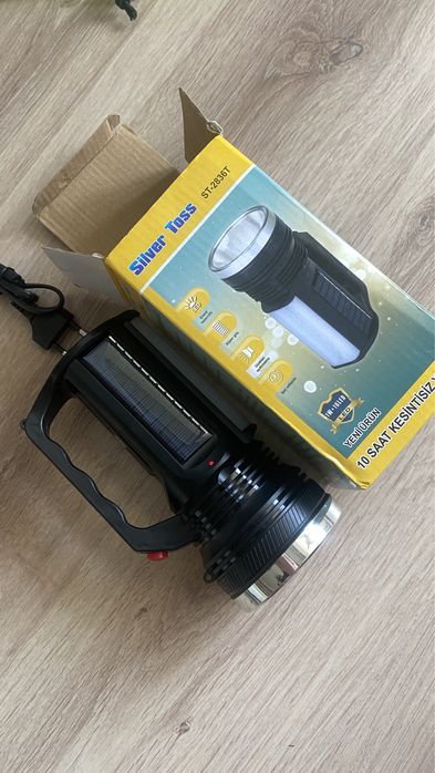 Ліхтар на сонячній панелі та аккумуляторі