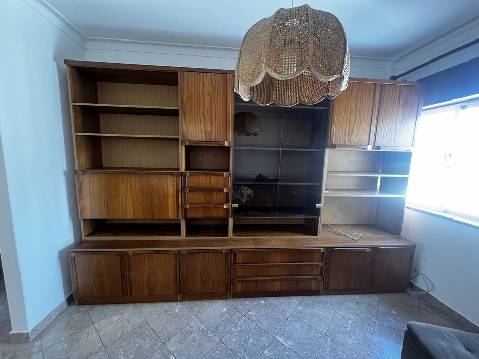 Móvel de sala grande em madeira maciça com vitrine