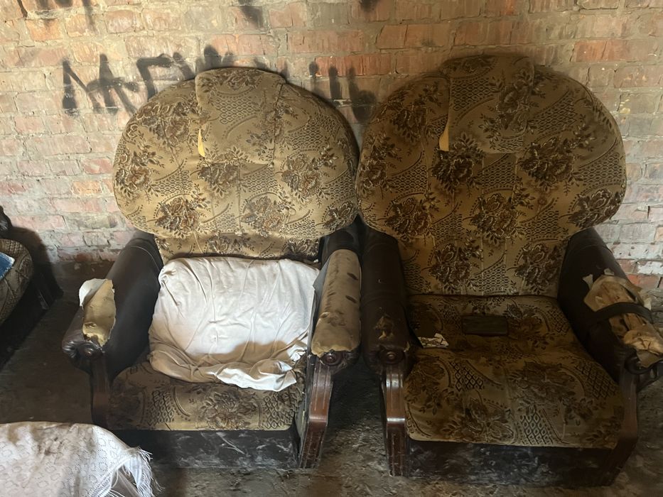 Диван старый подертый