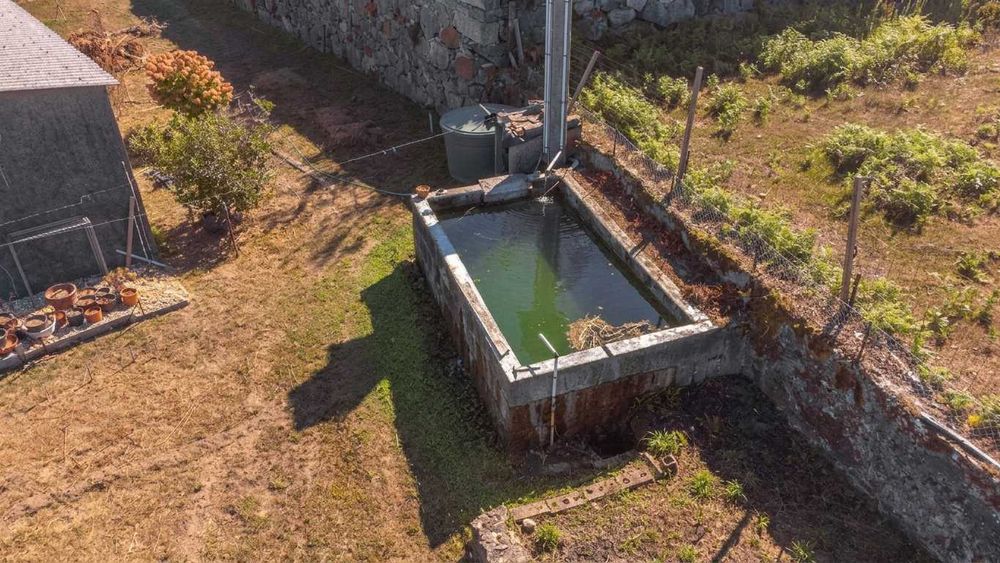 Tanque antigo com paredes em granito maciço (pedra de cantaria autêntica)