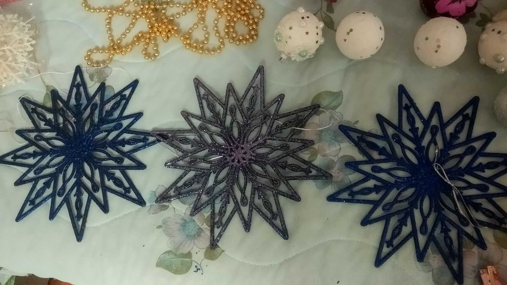 верхушка елка звезда серпантин бусы снежинки шары банка жестян бантики