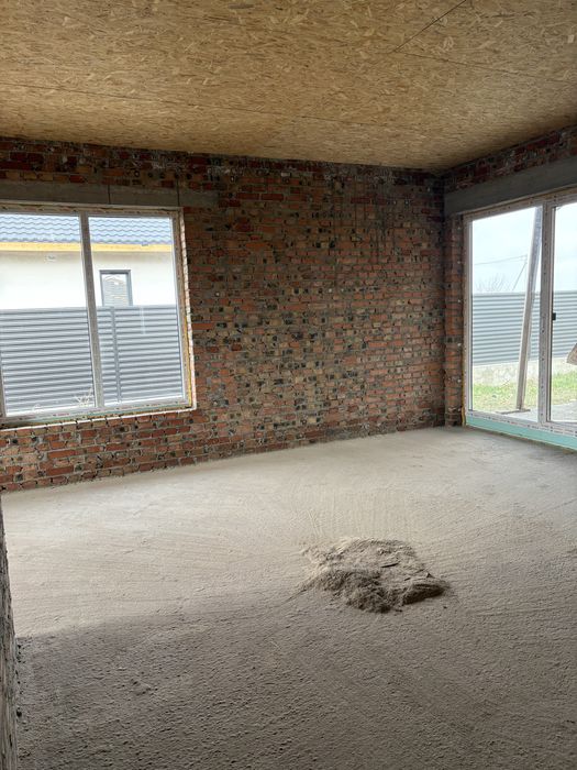 Сучасний будинок у селі Боратин.