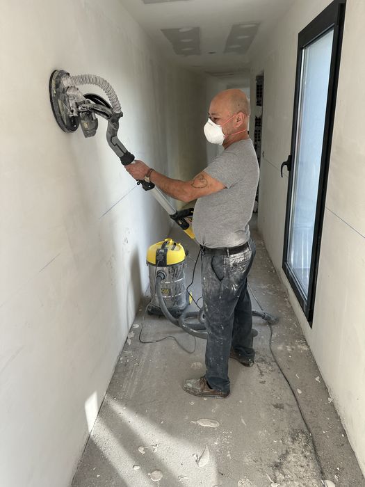 Faco trabalhos de pintura e trolha