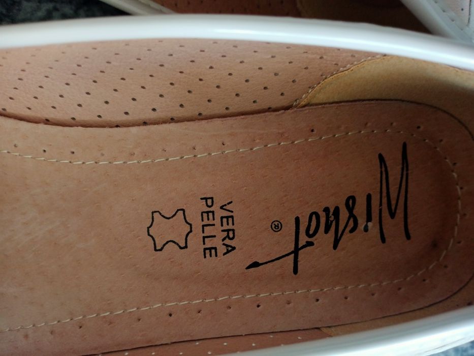 Buty typu czółenka, beżowe.