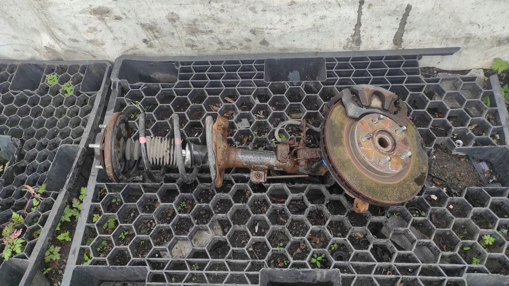 zwrotnica macpherson przedni prawy 1,8 did mitsubishi asx 2010-