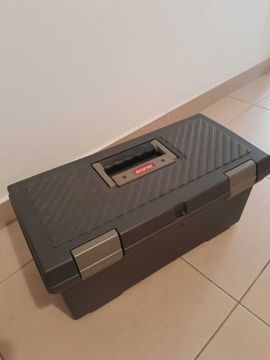 Caixa de ferramentas de plástico preta Rubbermaid