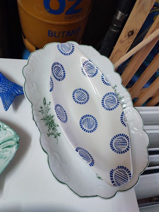 Peças de louça com design de peixe.