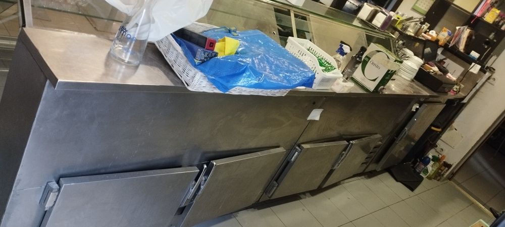 Balcão refrigerado e iluminado para café ou pastelaria