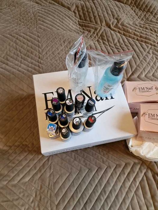 Zestaw hybrydowy Premium.  EM Nail professional lampa+ hybrydy+ bazy