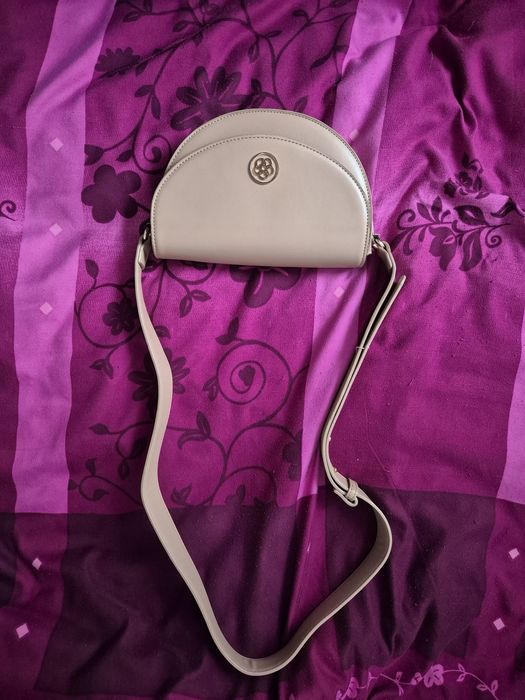 Beżowa torebka crossbody listonoszka nerka